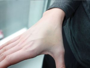 Camouflage Make-up Vorher-Nachher Bilder: Tattoo nach dem Abdecken mit Camouflage durch Visagistin Andrea Friedl.