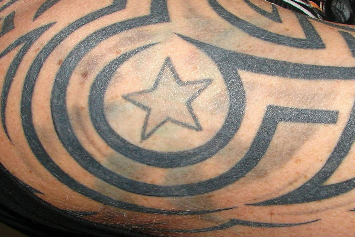Innenseite oberarm tattoo sterne Tattoo Oberarm